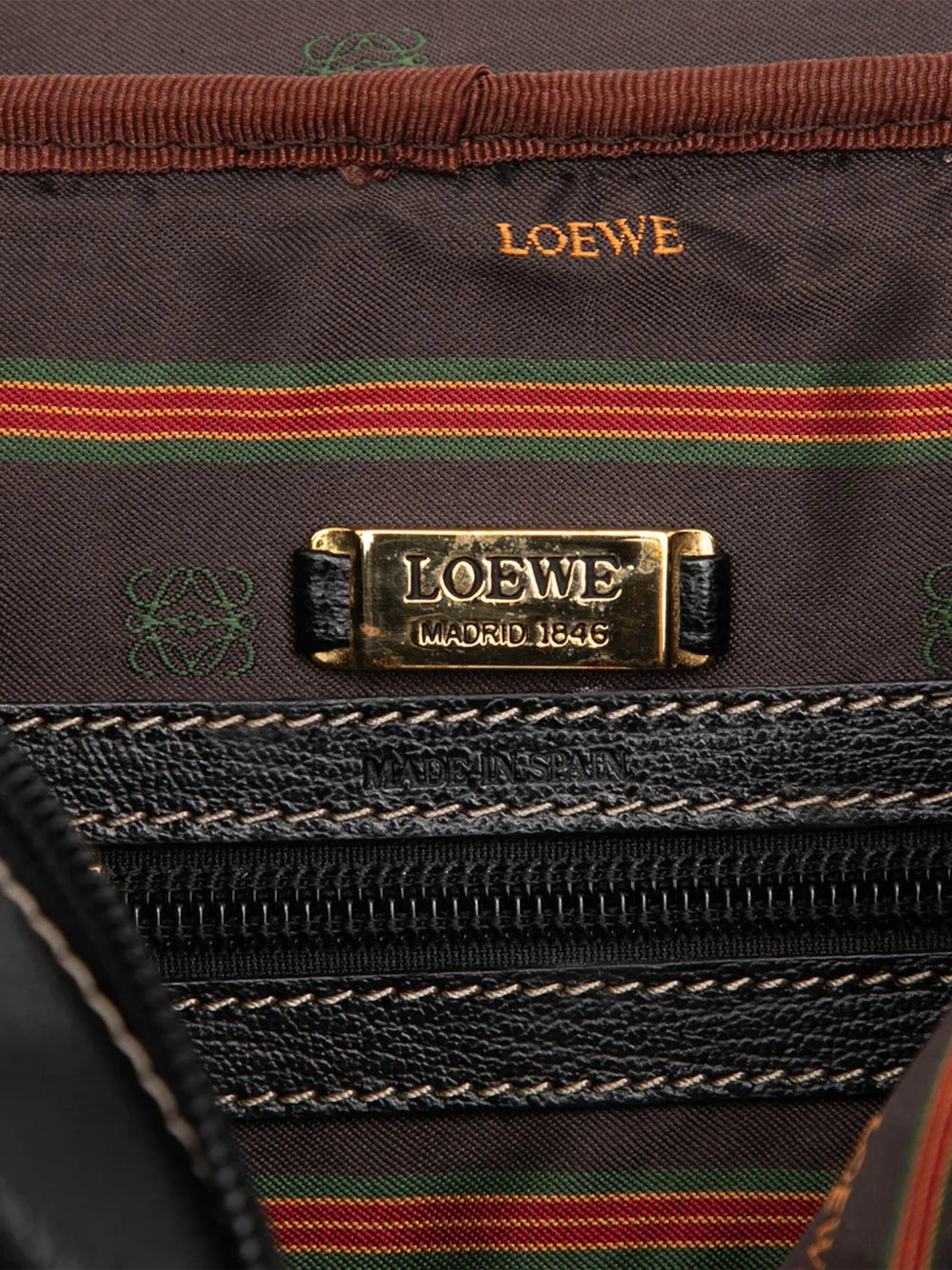 Pre-OwnedLoewe Pre-Owned2000-2025 Leather Velasquez Twist vanity bag